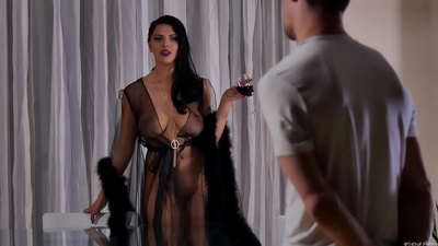 Ua kono ʻo Slut Kira Queen i kona hoalauna no ke kī a hoʻopaʻa iā ia ma ka papa ʻaina